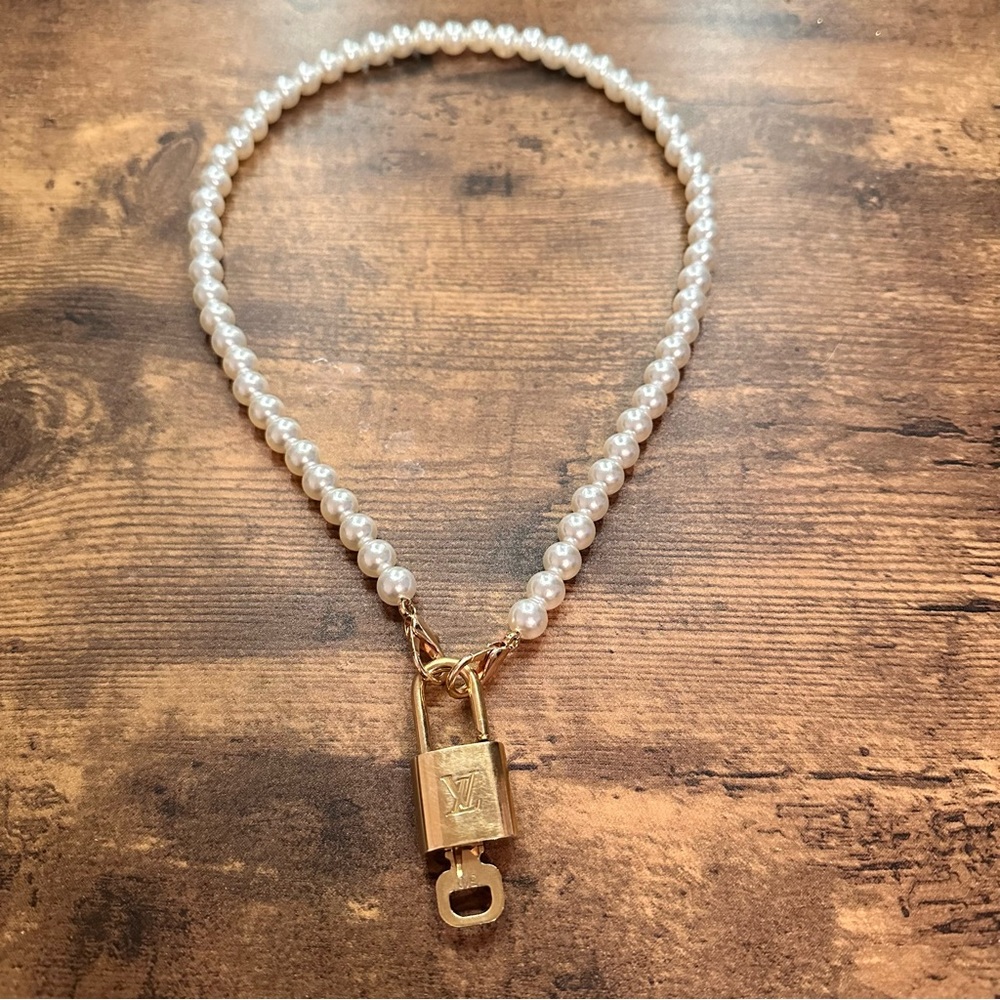 SOLD 🚨LV lock and key with pearl necklace/ eternity hoodie.